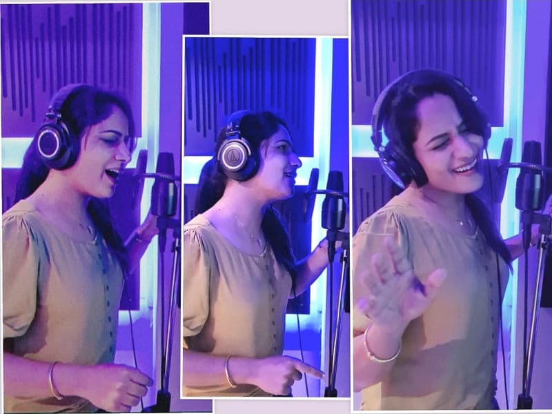 Kkomal Krusshna singing at concert