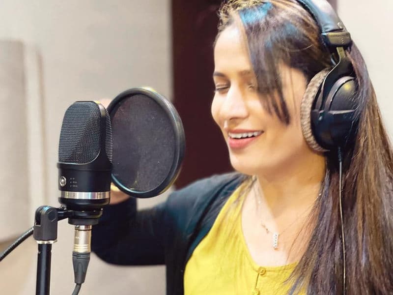 Kkomal Krusshna singing with musicians